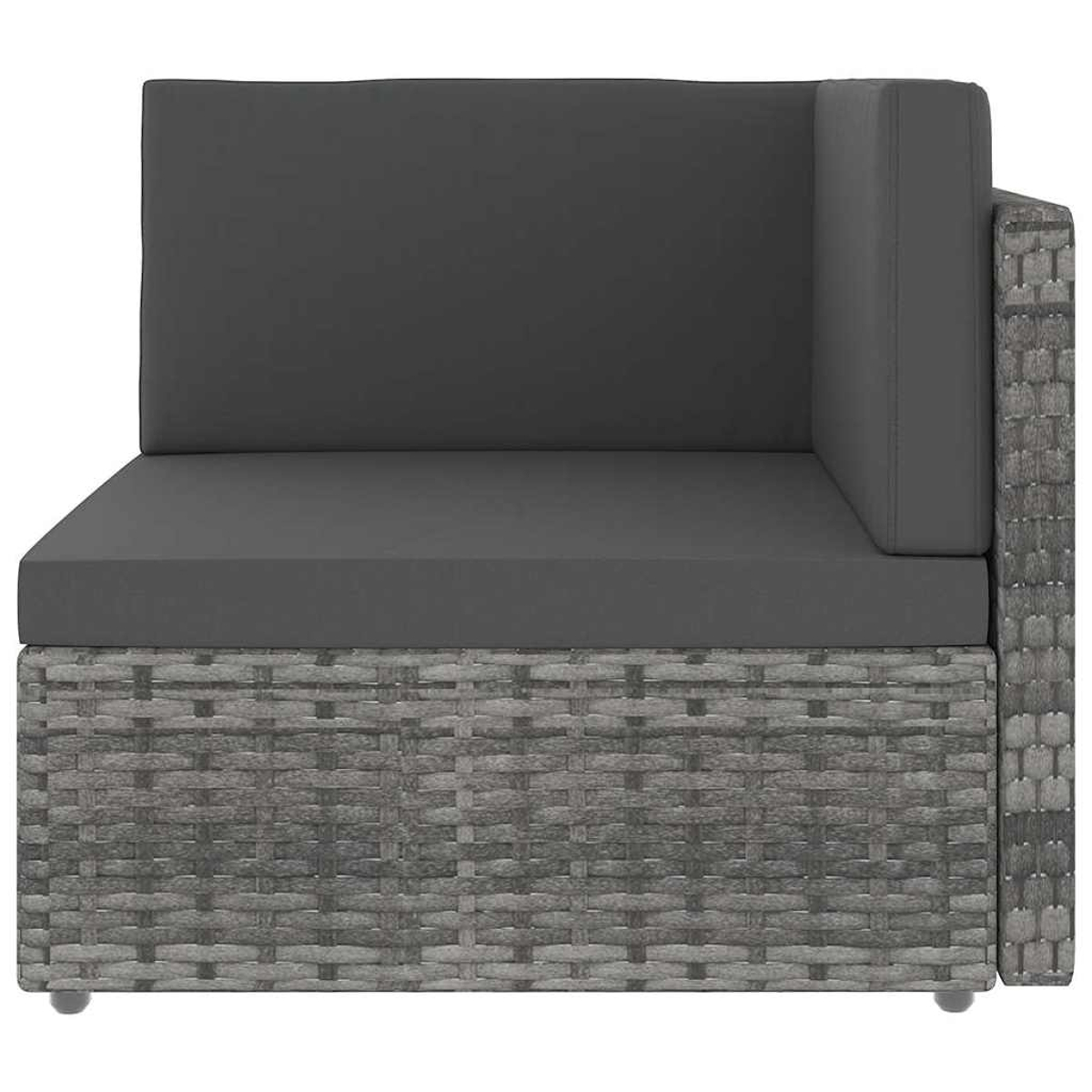 Graues Rattan-Ecksofa mit dunklen Kissen auf weißem Hintergrund.