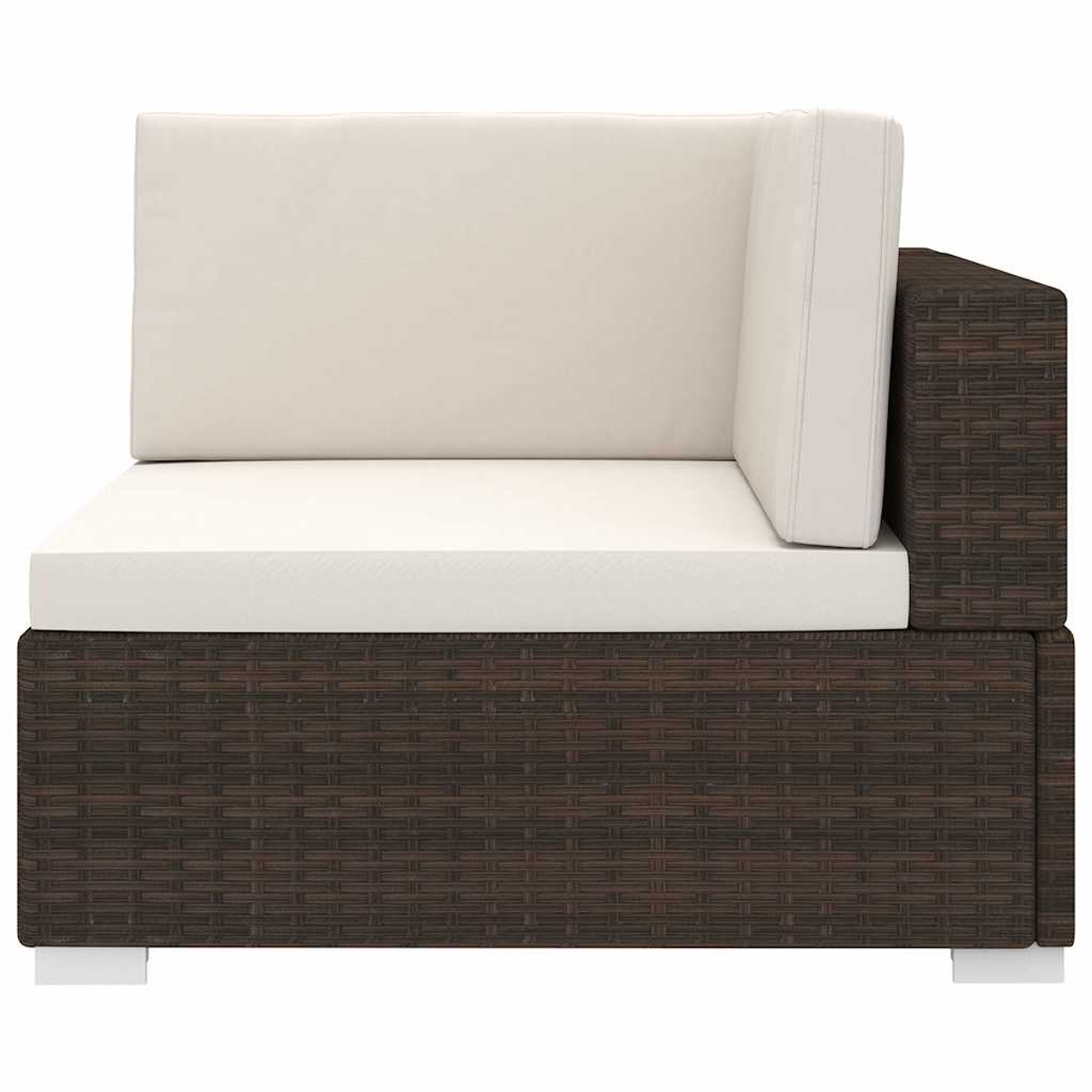 Braunes Rattan-Ecksofa mit dicken, hellen Kissen und weißen Füßen.