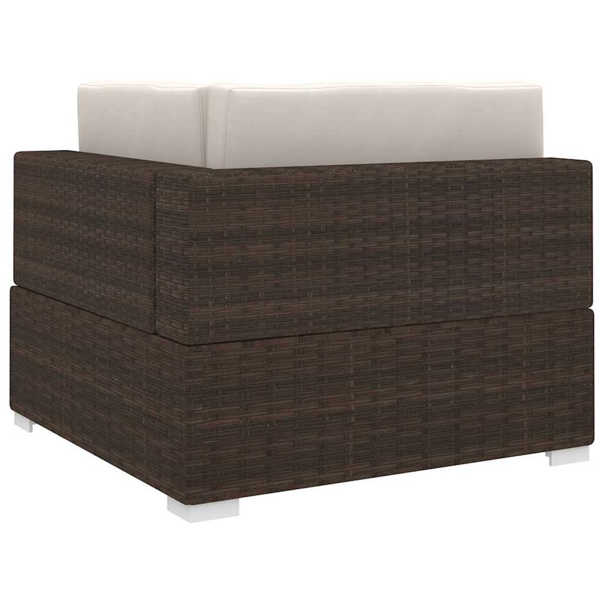 Ein brauner Rattan-Sessel mit weißen Kissen und kleinen weißen Füßen vor weißem Hintergrund.