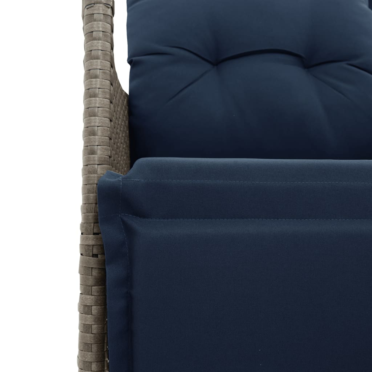Wicker-Gartenstuhl mit blauen Kissen auf weißem Hintergrund.