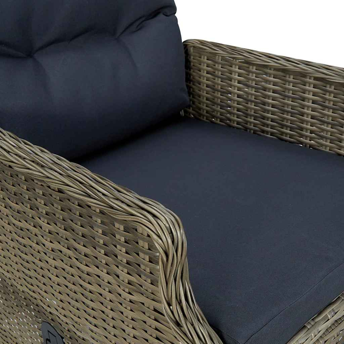 Ein grauer Rattansessel mit dunkelblauen Sitz- und Rückenpolstern.