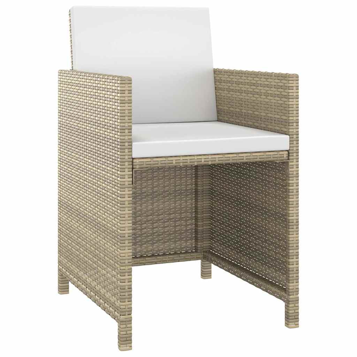 Ein beiges Sessel aus Polyrattan mit weißen Kissen auf Sitz und Rückenlehne.