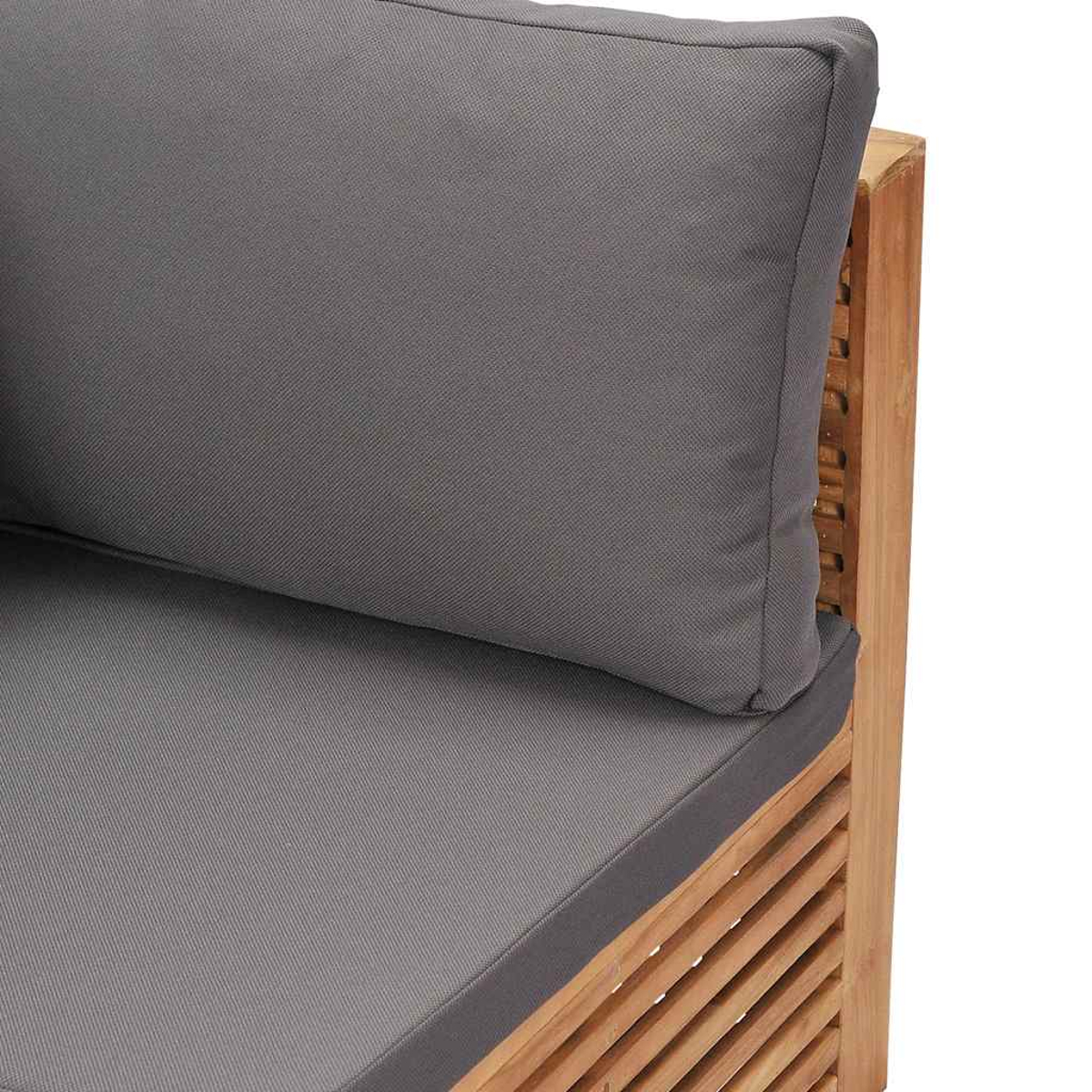 Ein graues Kissen auf einem Holzsofa.
