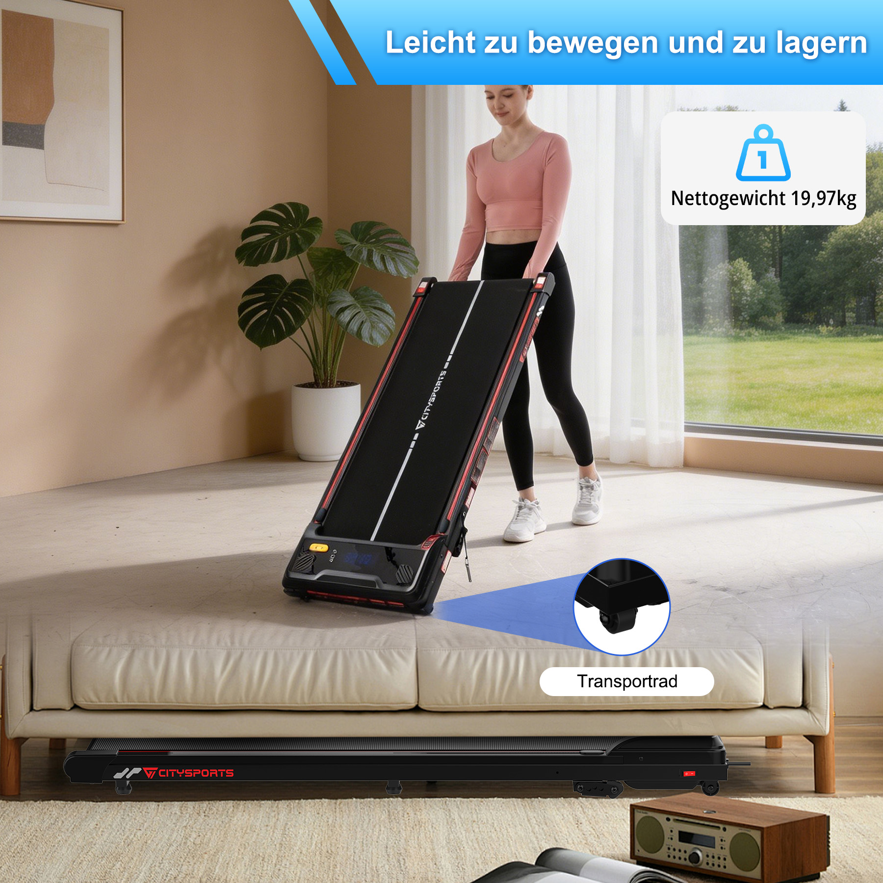 Frau faltet und lagert ein schwarzes Laufband in einem hellen Wohnzimmer.
