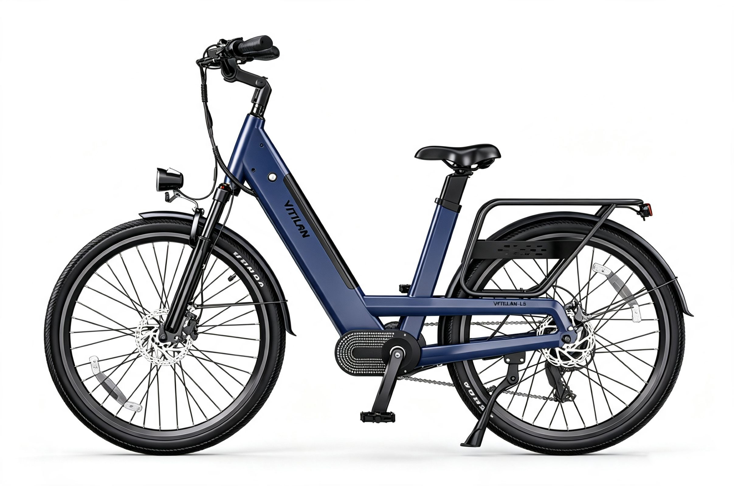 Una moderna bicicleta eléctrica azul con cuadro bajo, portaequipajes trasero y guardabarros negros sobre fondo blanco.
