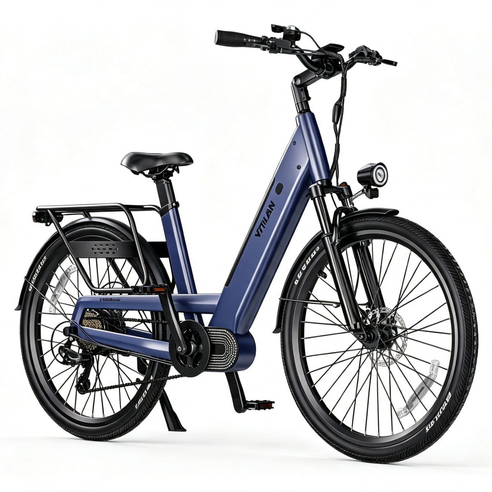 Una moderna bicicleta eléctrica azul con asiento negro, guardabarros y faro delantero sobre fondo blanco.