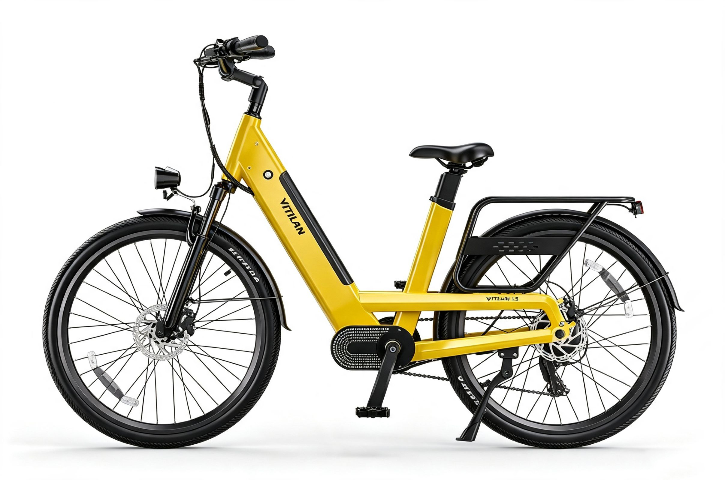 Una bicicleta eléctrica amarilla con sillín negro, portaequipajes trasero y guardabarros sobre fondo blanco.