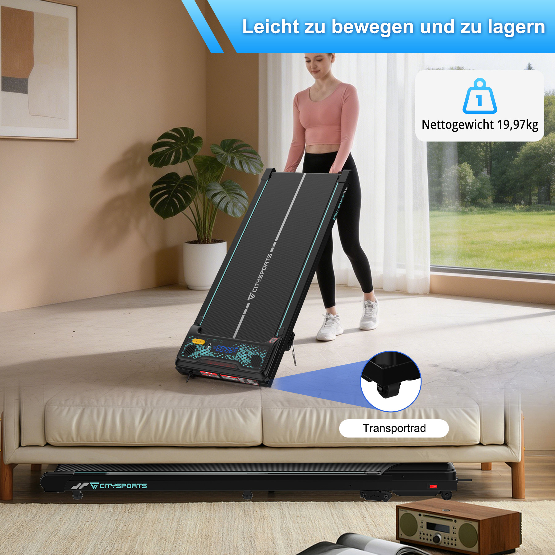 Eine Frau faltet ein schwarzes CITYSPORTS Laufband zusammen, während ein weiteres unter dem Sofa liegt.