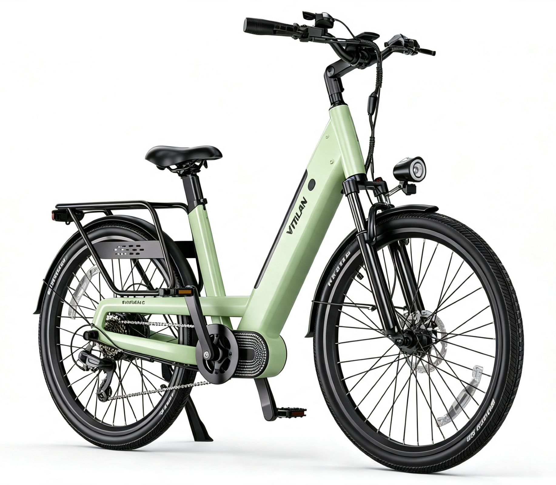 Una bicicletta elettrica verde chiaro con sella nera, portapacchi e faro su sfondo bianco.