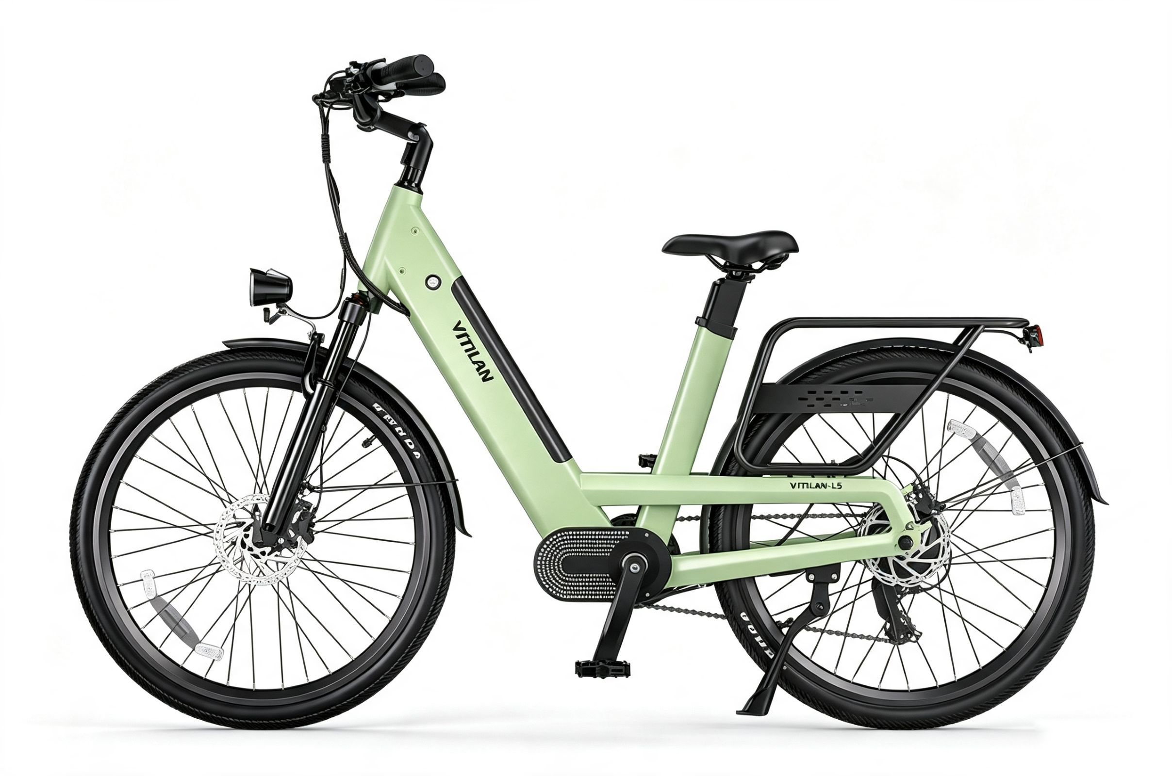 Una bici elettrica verde chiaro con portapacchi nero, parafanghi e faro anteriore su sfondo bianco.