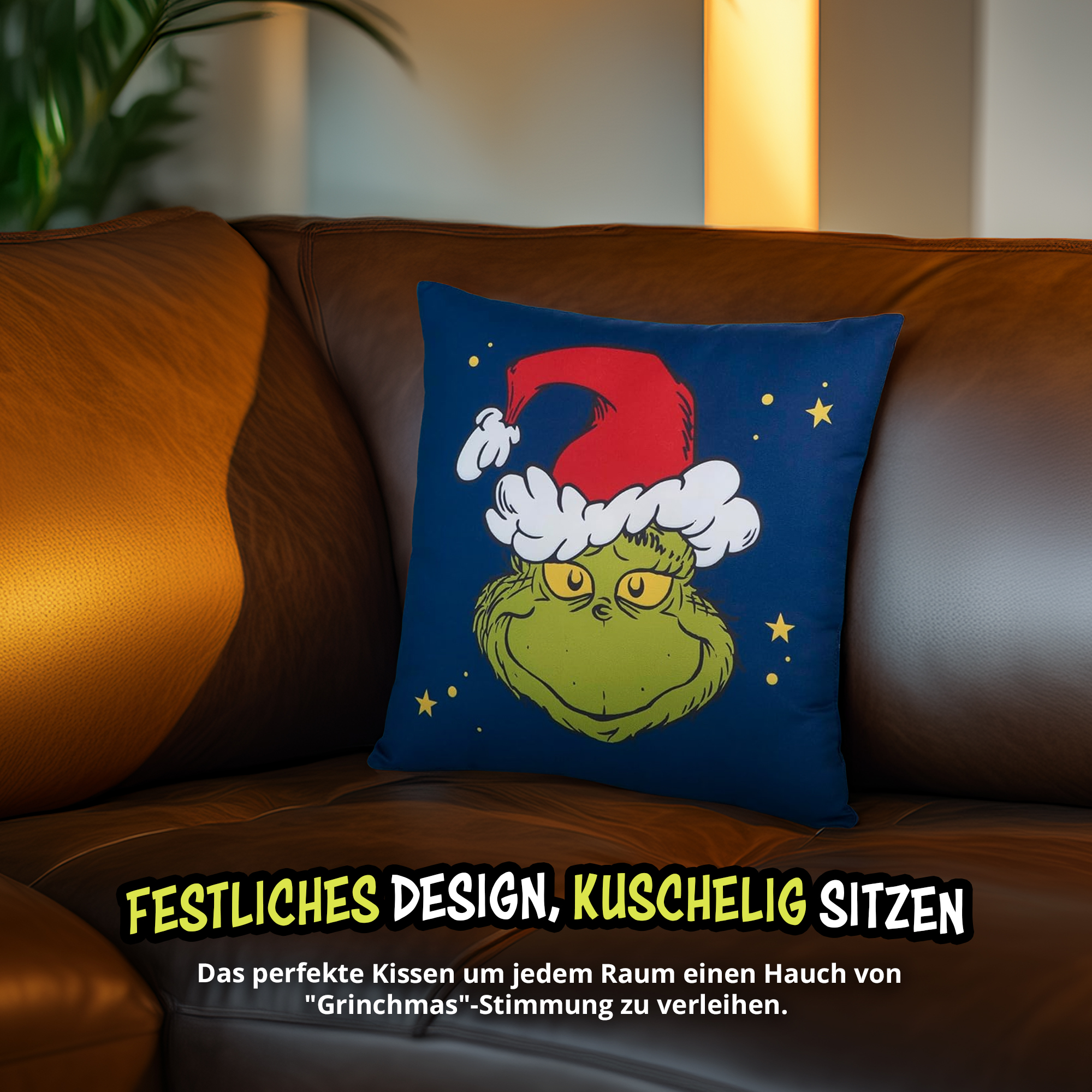 Blaues Kissen mit dem Grinch in Weihnachtsmütze auf braunem Ledersofa.