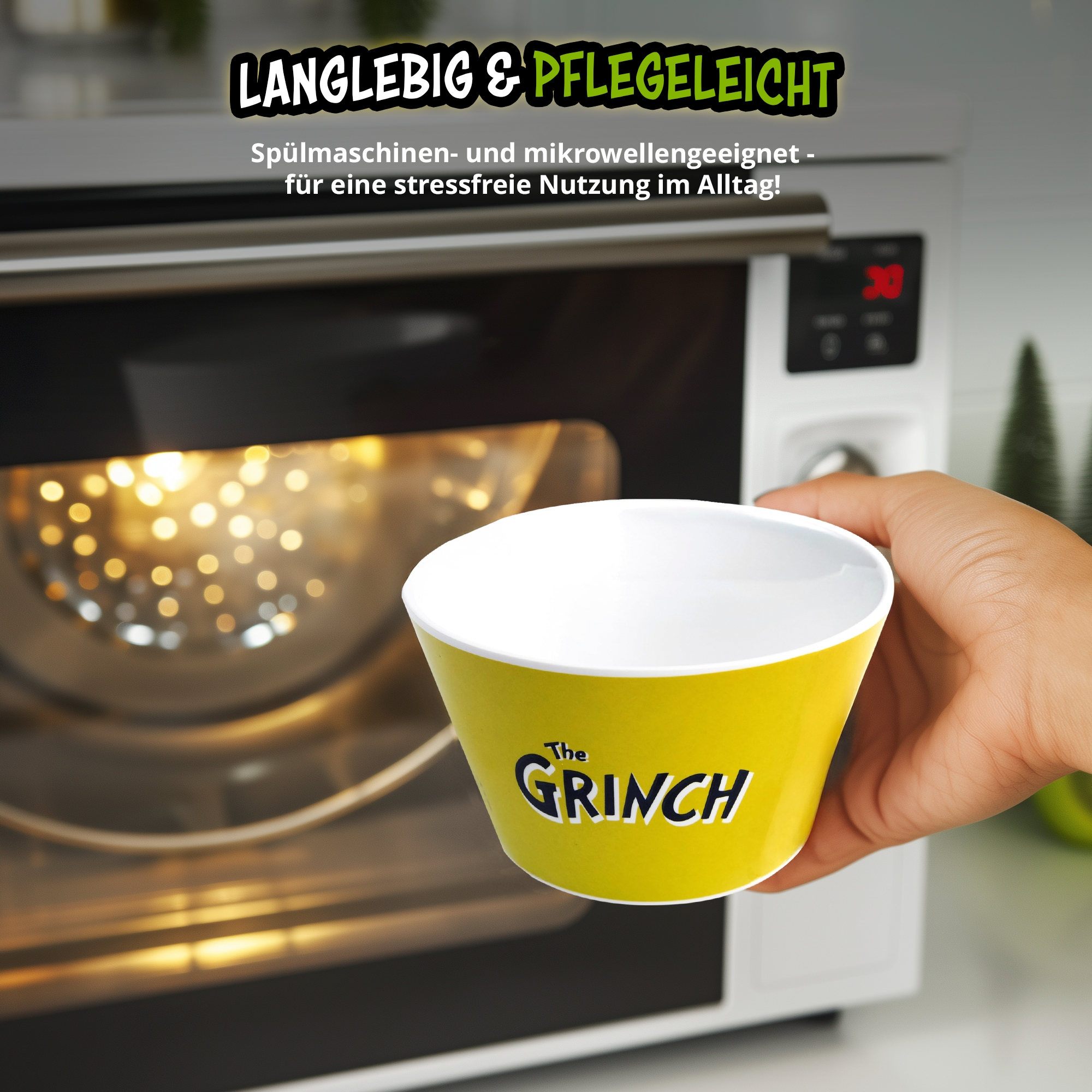 Eine Hand hält eine gelbe Grinch-Schüssel vor eine Mikrowelle.