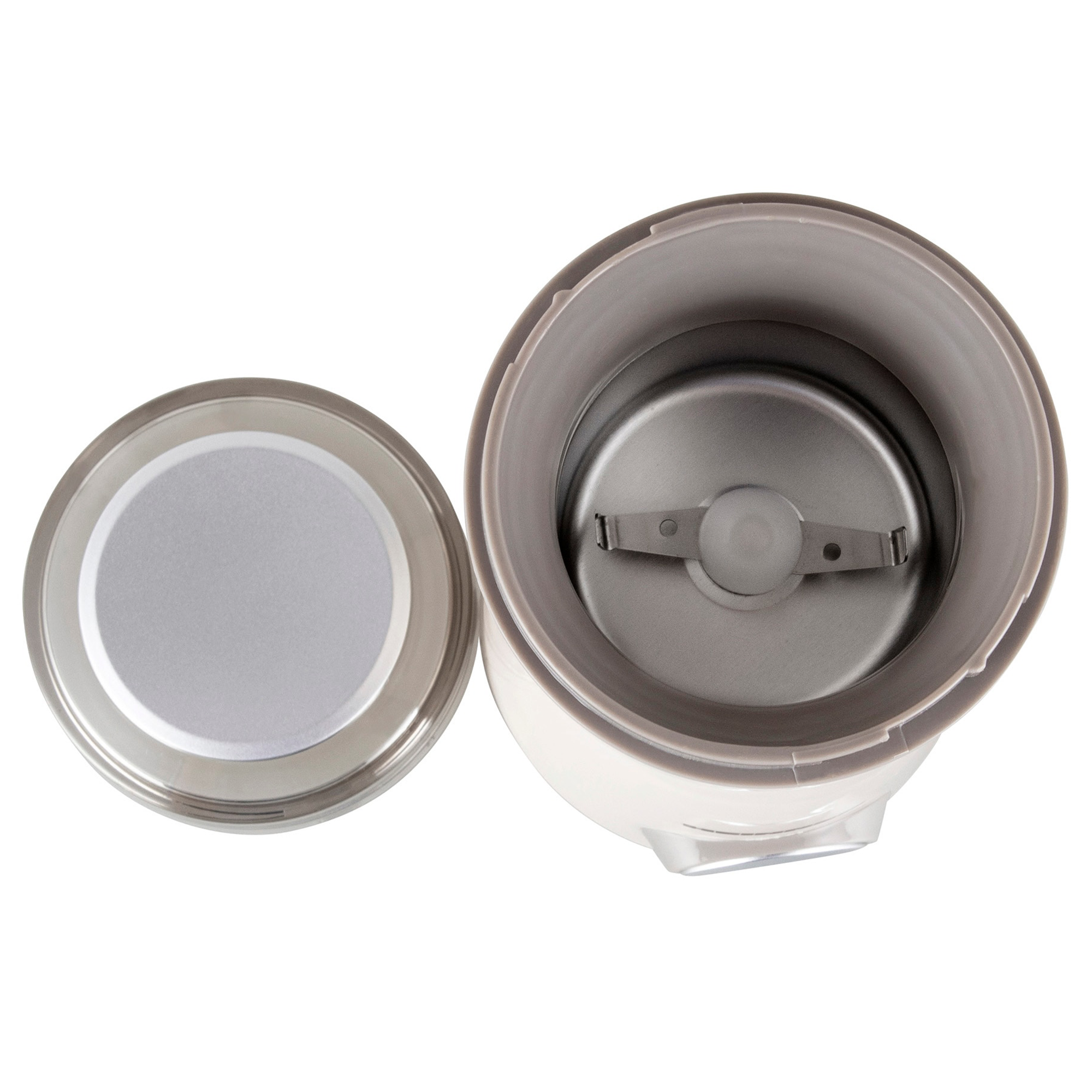 Draufsicht auf eine geöffnete elektrische Kaffeemühle mit silberner Klinge und separatem Deckel auf weißem Hintergrund.