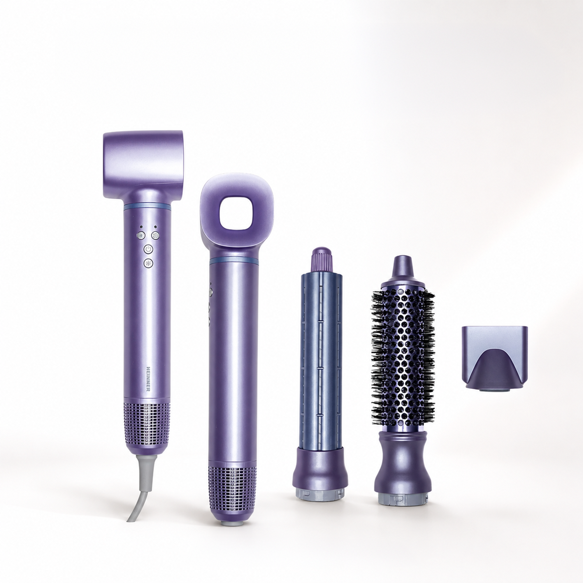 Un set de coiffure violet avec sèche-cheveux, manche, accessoires et brosse ronde sur fond blanc.