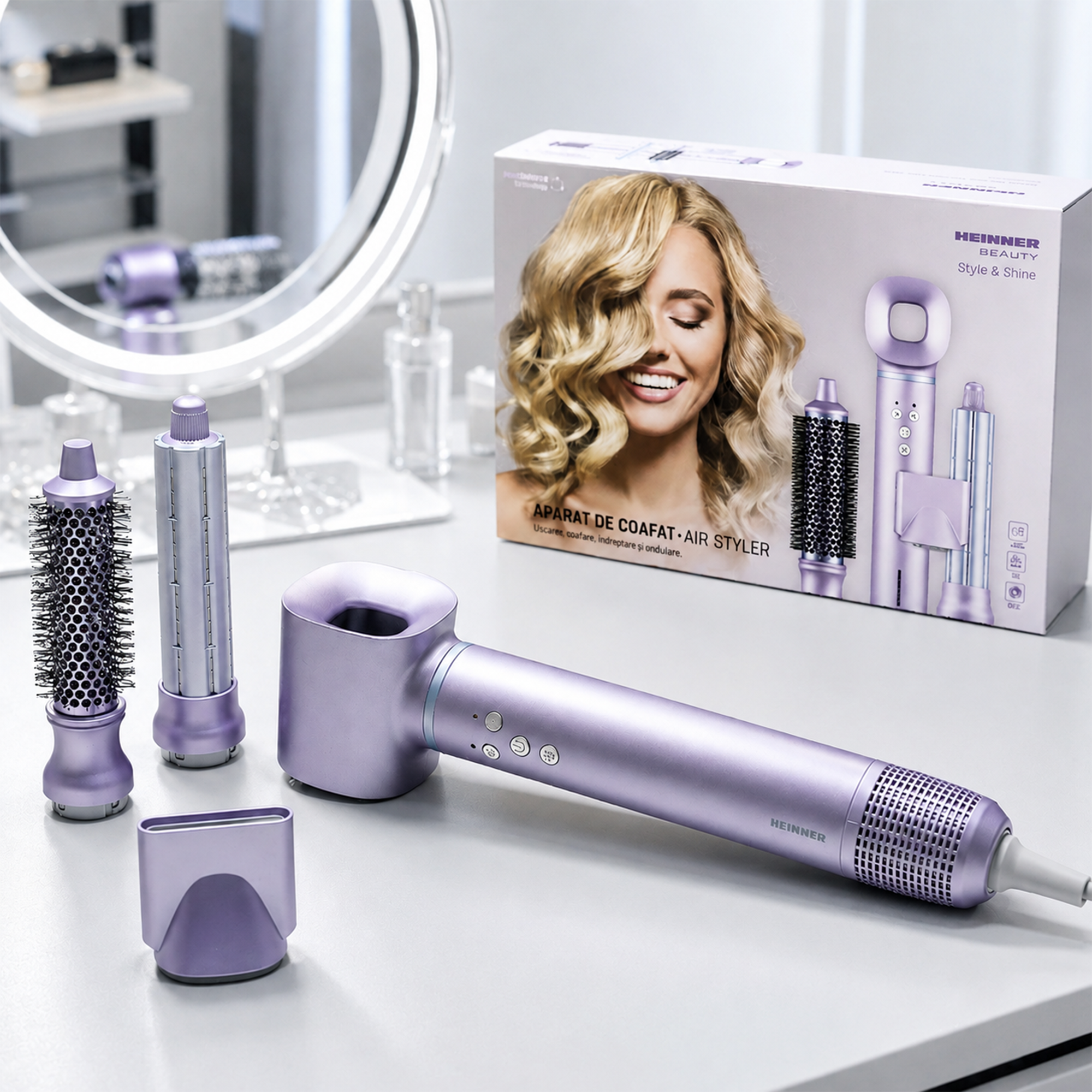 Un lisseur de cheveux violet avec ses accessoires repose sur une table devant sa boîte et un miroir.
