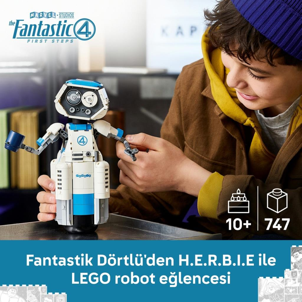 Bir çocuk beyaz ve mavi Lego robotu yapıyor, arka planda Fantastik Dörtlü logosu var.