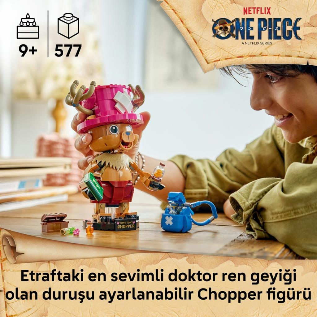 Un niño sonríe mientras sostiene una figura LEGO de Tony Tony Chopper de One Piece en una mesa de madera.