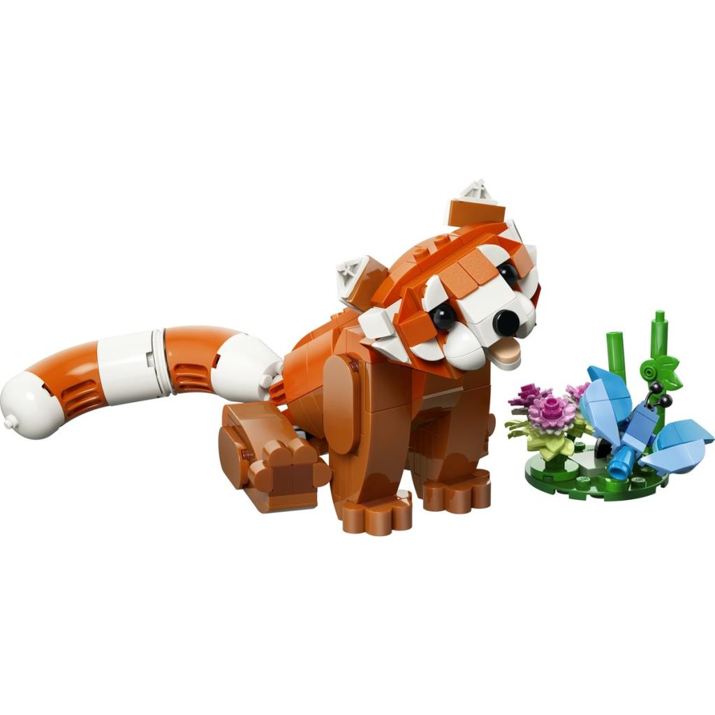 Halkalı kuyruğu olan kırmızı panda şeklinde bir Lego figürü, pembe ve mavi çiçekli küçük bir bitkinin yanında.