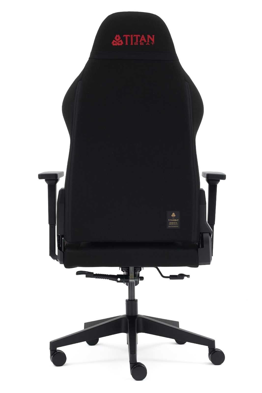 Beyaz arka planda kırmızı logolu siyah Titan Seat oyuncu koltuğunun arkadan görünümü.
