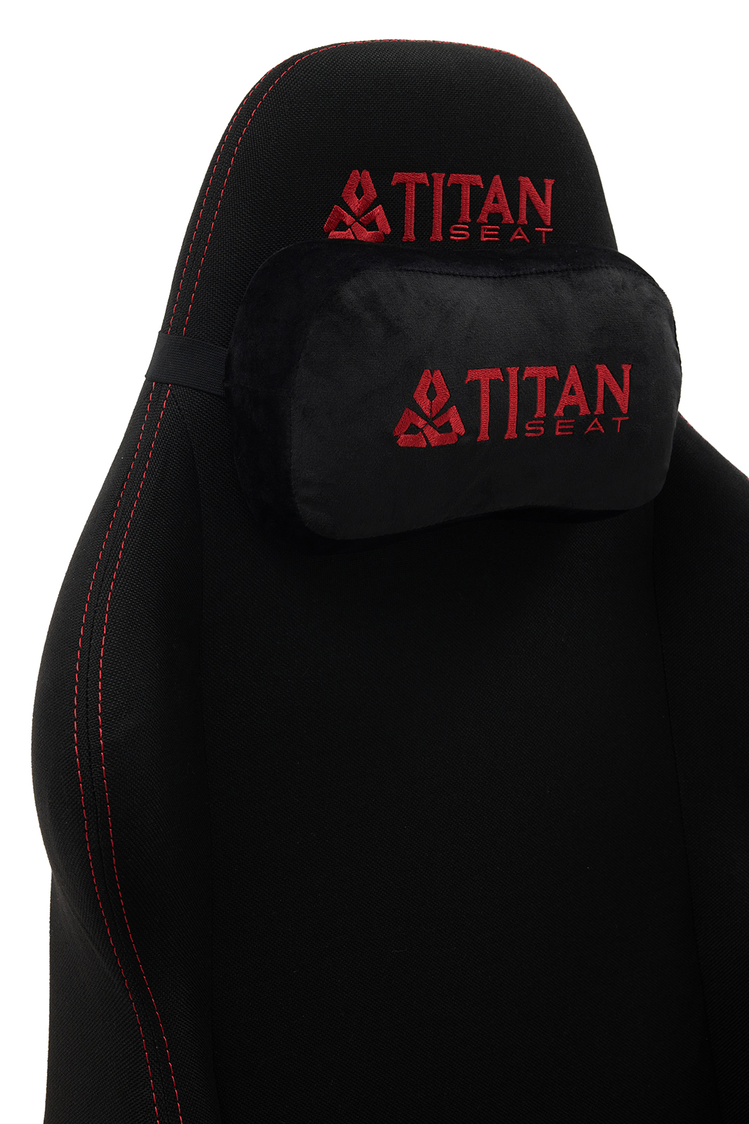 Kırmızı dikişli ve başlık ile sırtta kırmızı Titan Seat logosu olan siyah oyuncu koltuğu.