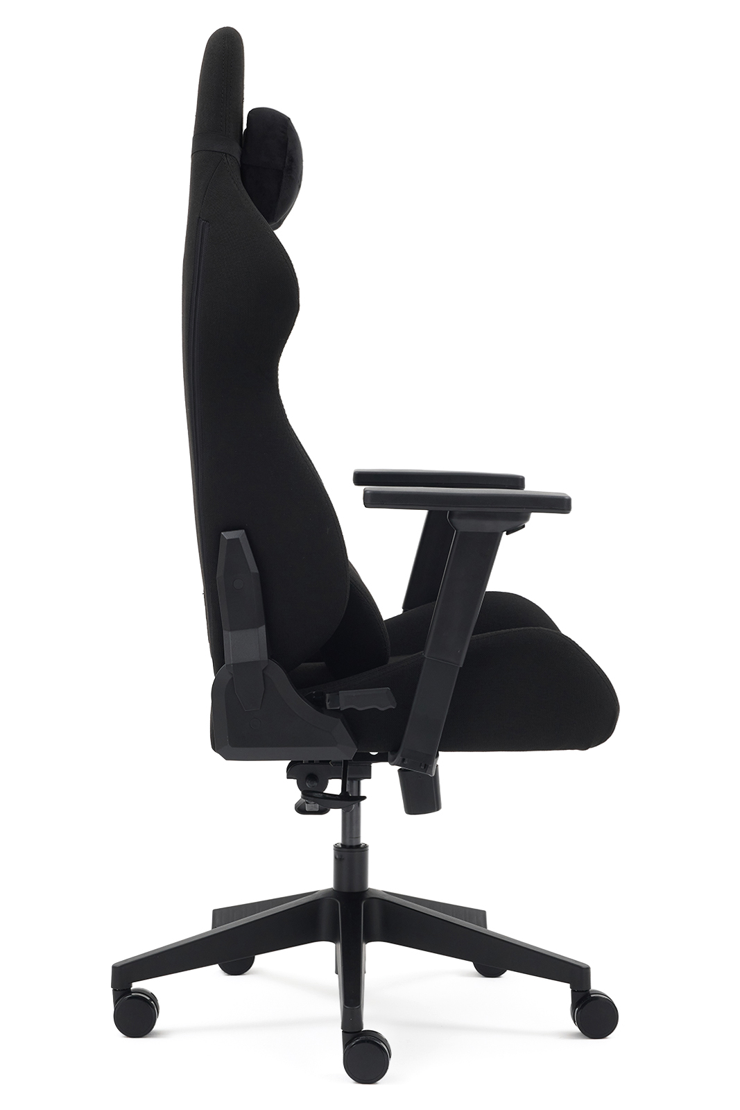 Beyaz arka planda tekerlekli, kolçaklı ve baş destekli siyah ergonomik ofis sandalyesinin yandan görünümü.