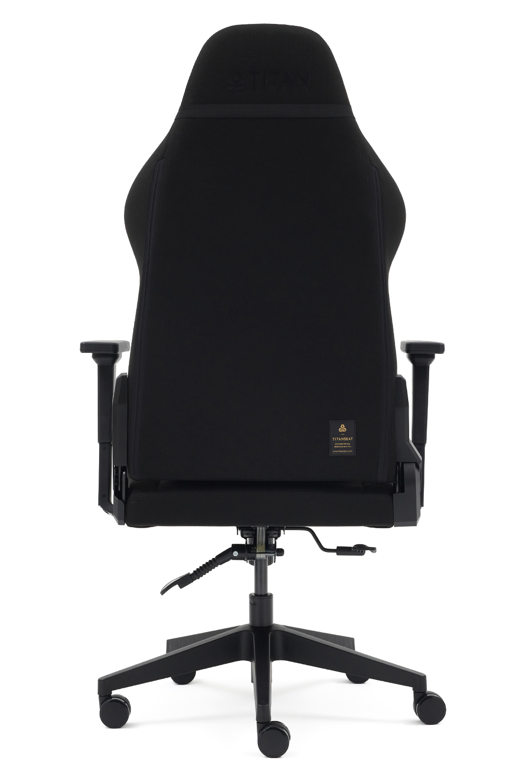 Beyaz arka planda arkadan görünen siyah ergonomik oyuncu koltuğu.