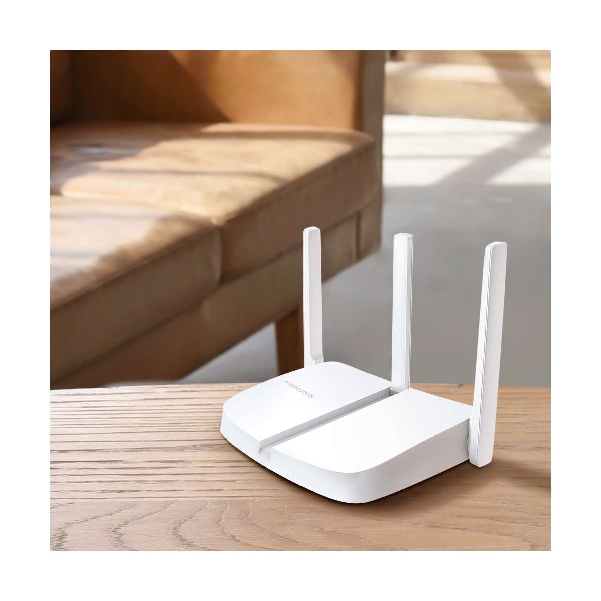 Üç antenli beyaz bir wifi yönlendirici, aydınlık bir odada ahşap bir masanın üzerinde duruyor.