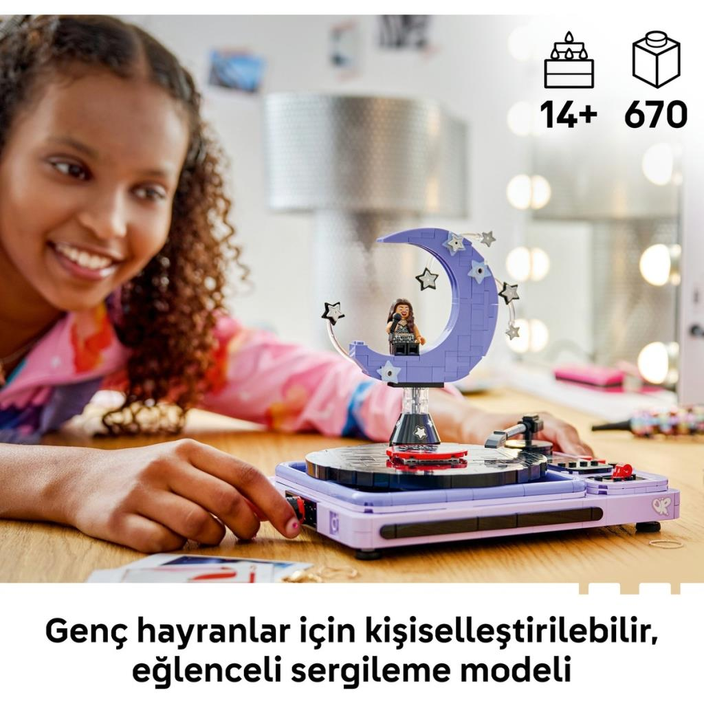 Una ragazza sorridente gioca con un giradischi Lego viola con una minifigura su una falce di luna.