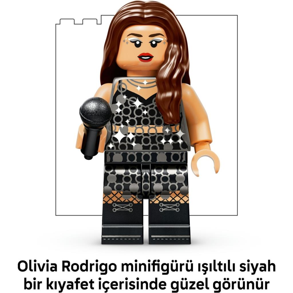 Una minifigure LEGO di Olivia Rodrigo con un abito nero brillante e un microfono.