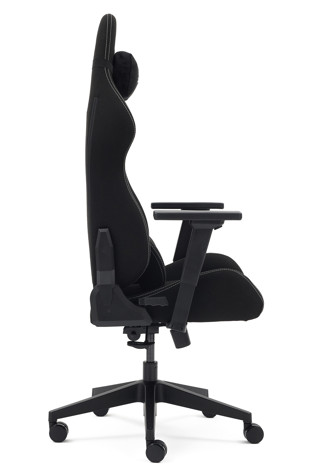 Beyaz arka planda beyaz dikişli ve tekerlekli ergonomik siyah oyuncu koltuğunun yan görünümü.