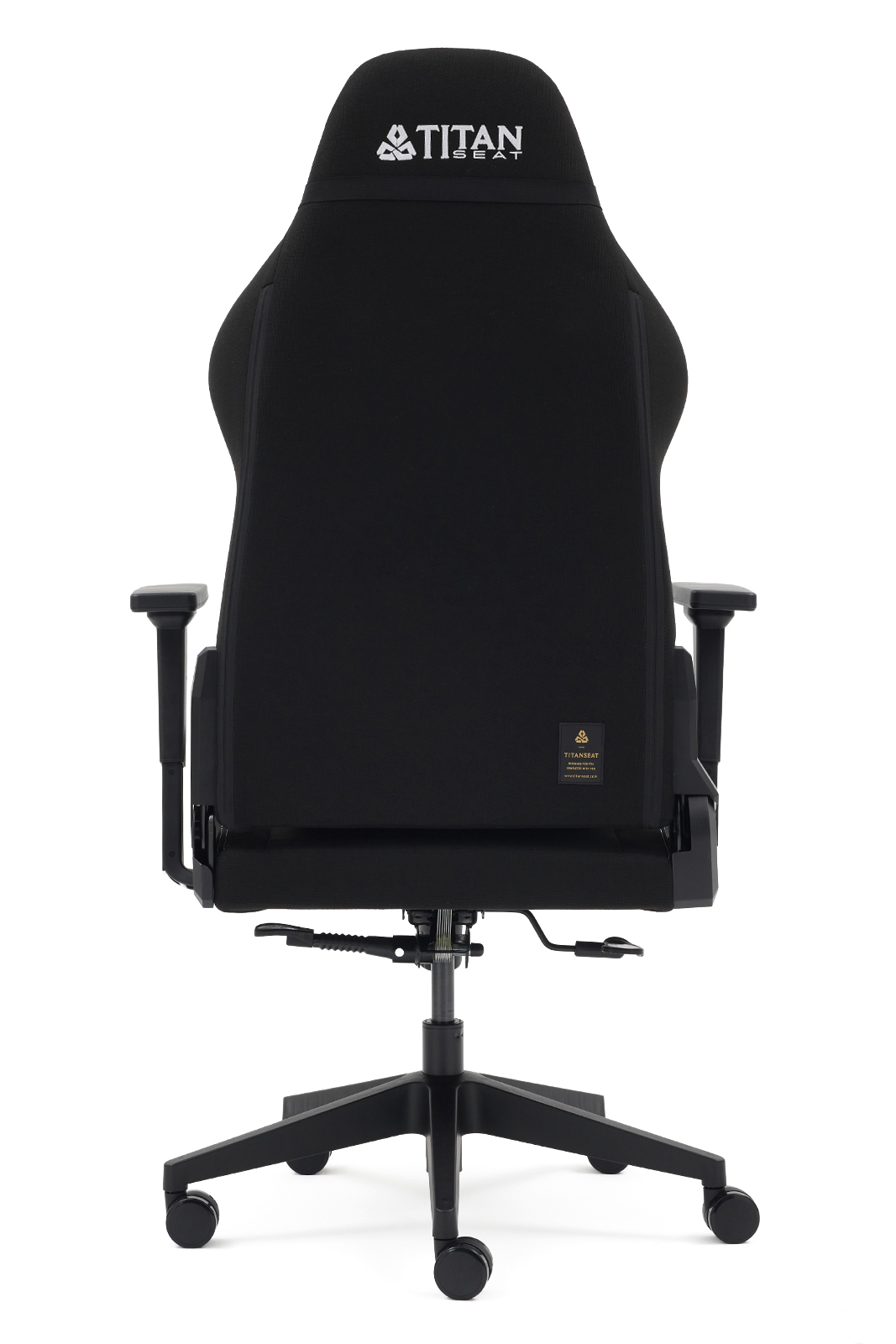 Beyaz logolu, ayarlanabilir kolçaklı ve tekerlekli tabana sahip siyah Titan Seat oyuncu koltuğunun arka görünümü.