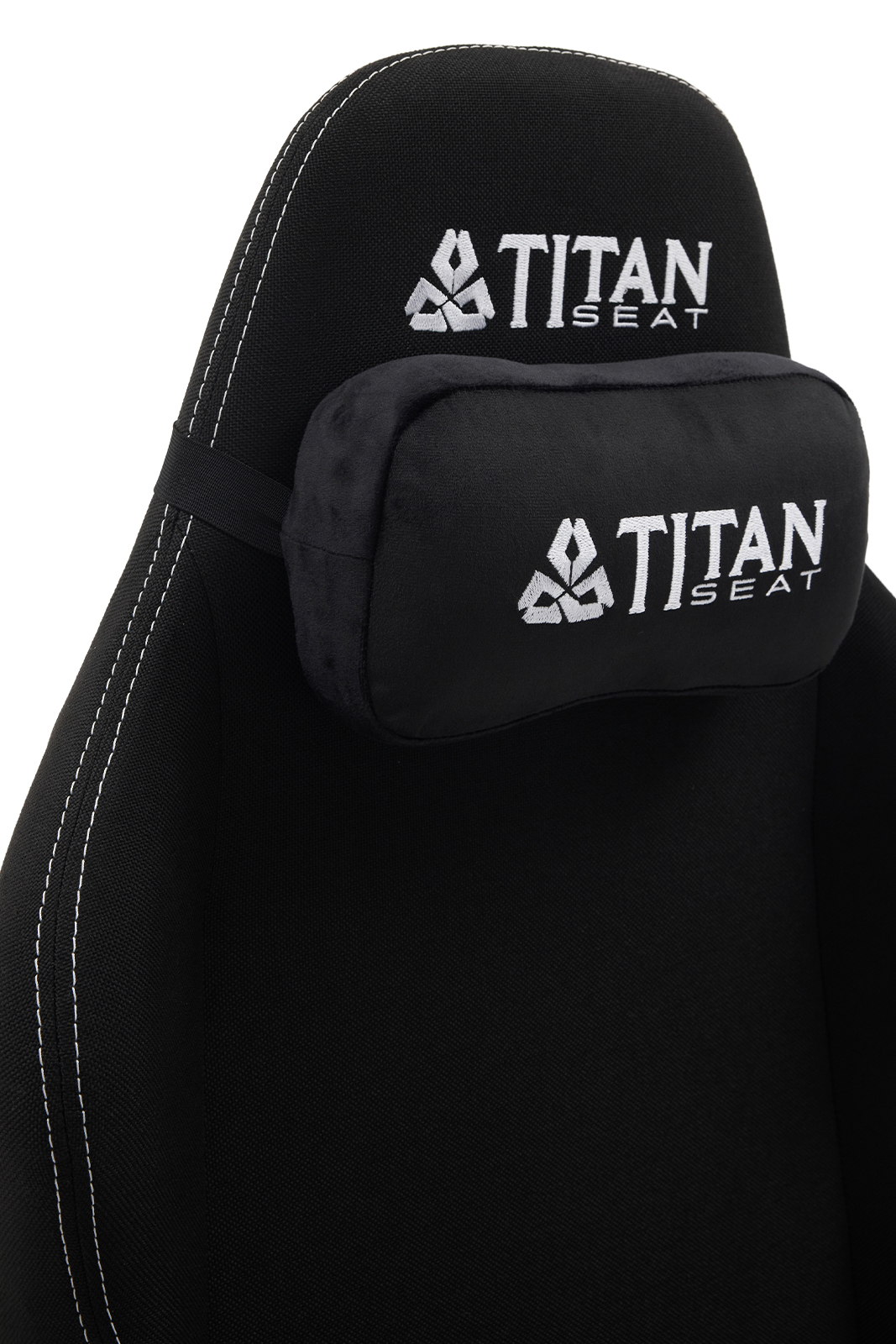 Açık arka plan önünde beyaz logolu ve uyumlu baş yastıklı siyah Titan Seat oyuncu koltuğu.