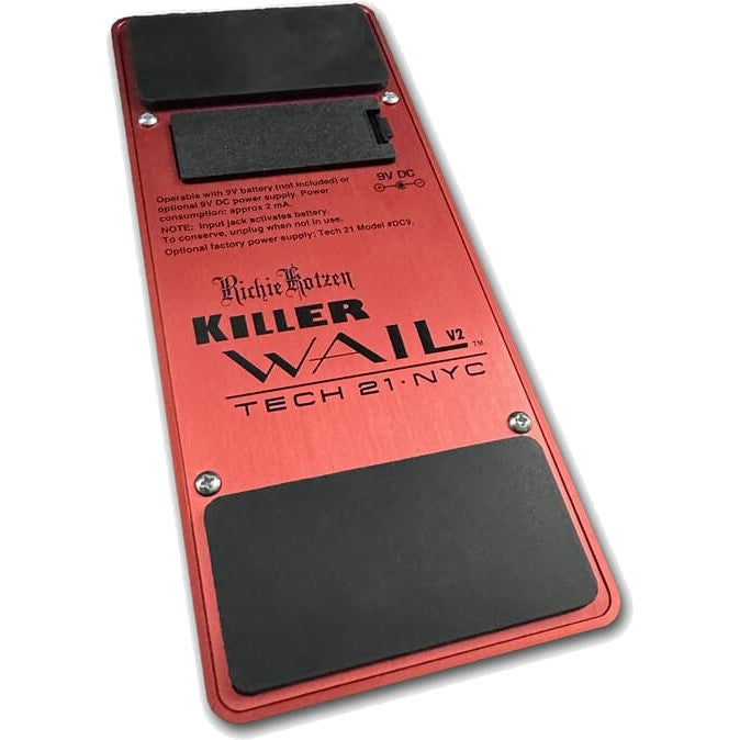 Kırmızı Tech 21 Richie Kotzen Killer Wail V2 gitar pedalı, kauçuk pedler ve yazıyla alt görünüm.