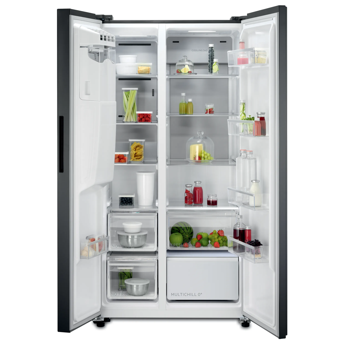 Ein offener, zweitüriger Kühlschrank mit gefüllten Glasregalen und Gemüsefächern voller frischer Lebensmittel.