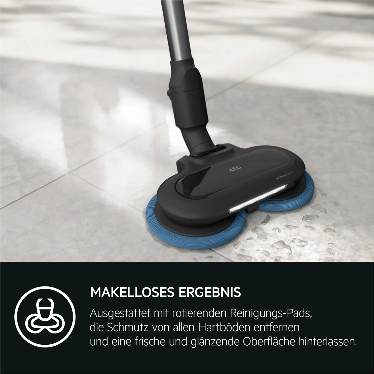 Ein AEG-Hartbodenreiniger mit rotierenden blauen Pads wischt eine geflieste Oberfläche.