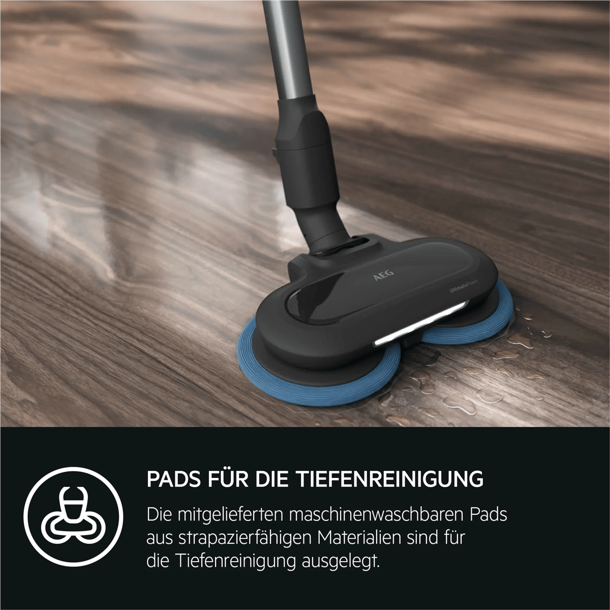 Ein AEG Elektrischer Wischmopp mit blauen Pads reinigt einen Holzboden mit Wassertropfen.