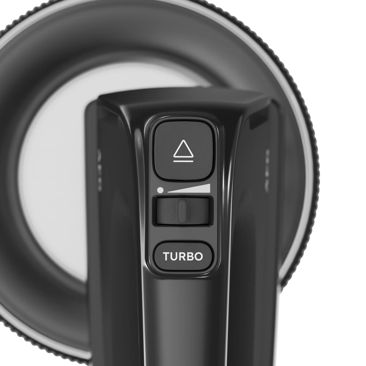Primer plano del mango de una batidora negra con botones de expulsión, velocidad y turbo sobre fondo oscuro.