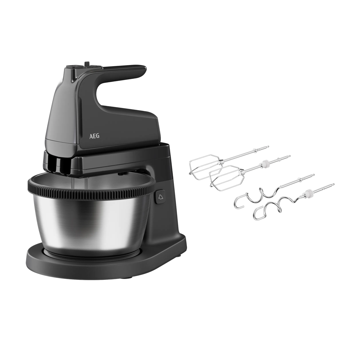 Una batidora de pedestal AEG negra con bol plateado y cuatro accesorios de metal sobre fondo negro.