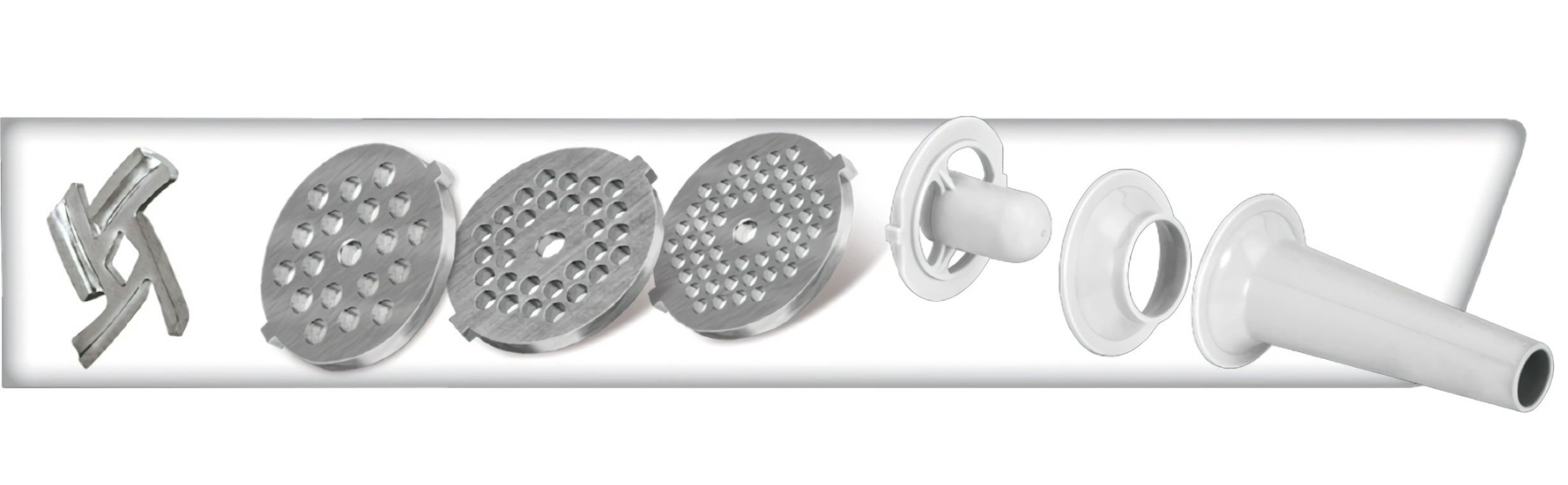 Varios accesorios de picadora de carne plateados y blancos sobre fondo blanco.