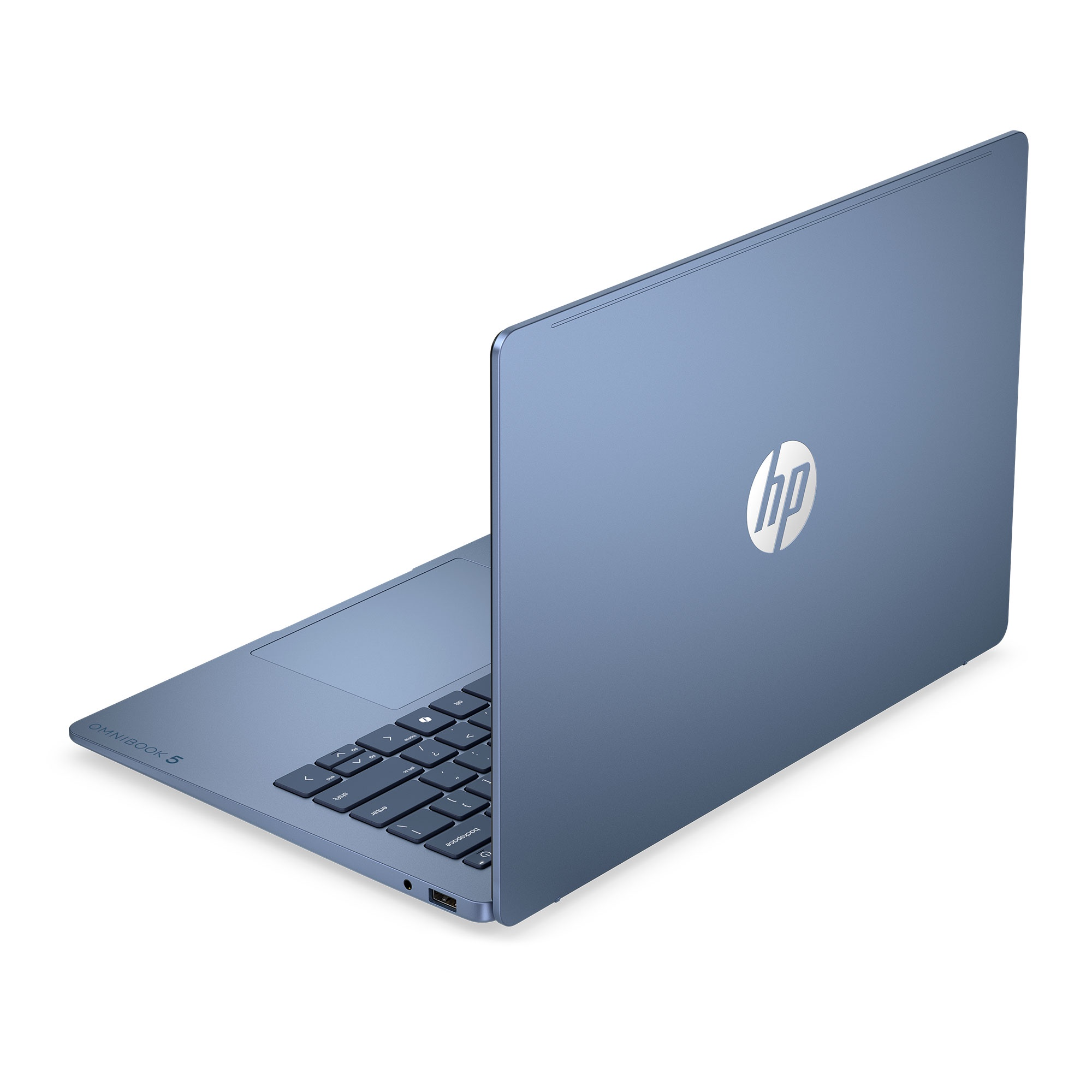 Una laptop HP OmniBook 5 azul vista desde atrás a la derecha sobre fondo blanco.