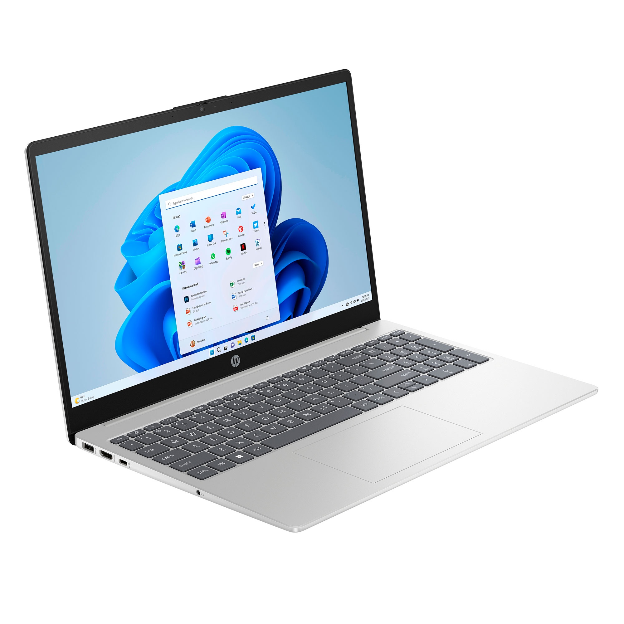 Una laptop plateada con teclado negro y menú de inicio de Windows 11 en pantalla.