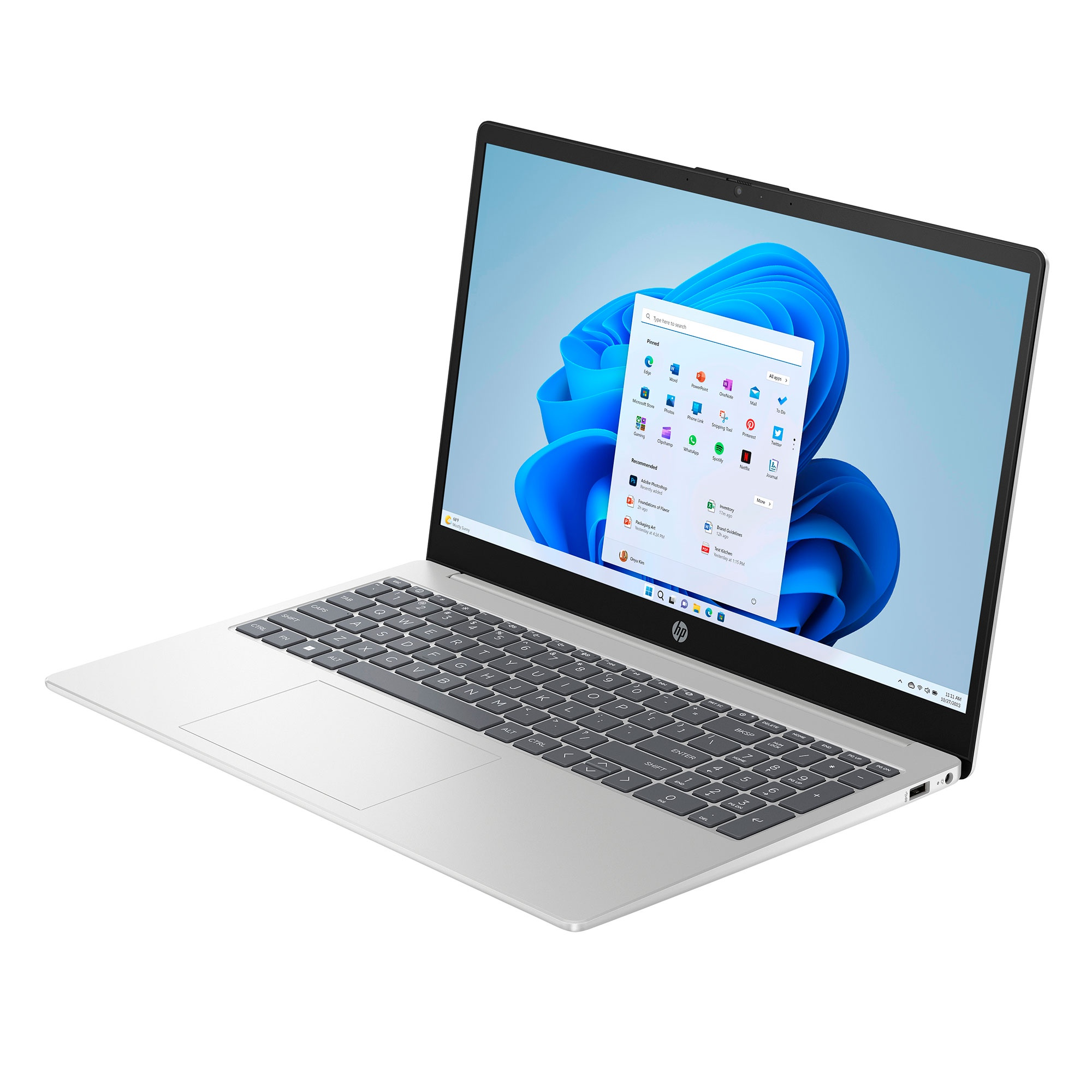 Un ordenador portátil HP plateado con la pantalla abierta muestra el menú de inicio de Windows 11.