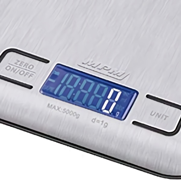 Una báscula de cocina digital plateada con pantalla azul que muestra cero.