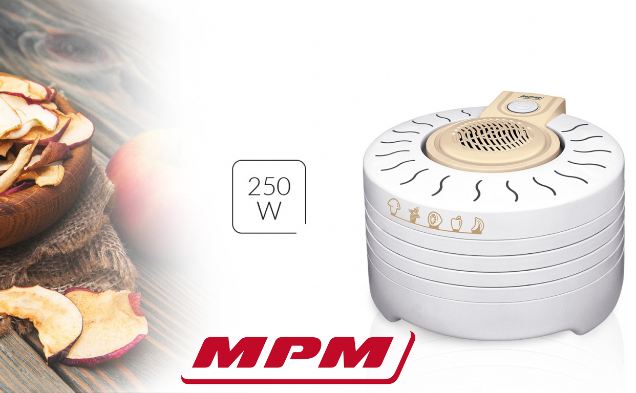 Deshidratador de alimentos blanco de 250W de MPM junto a un bol de madera con rodajas de manzana deshidratada.