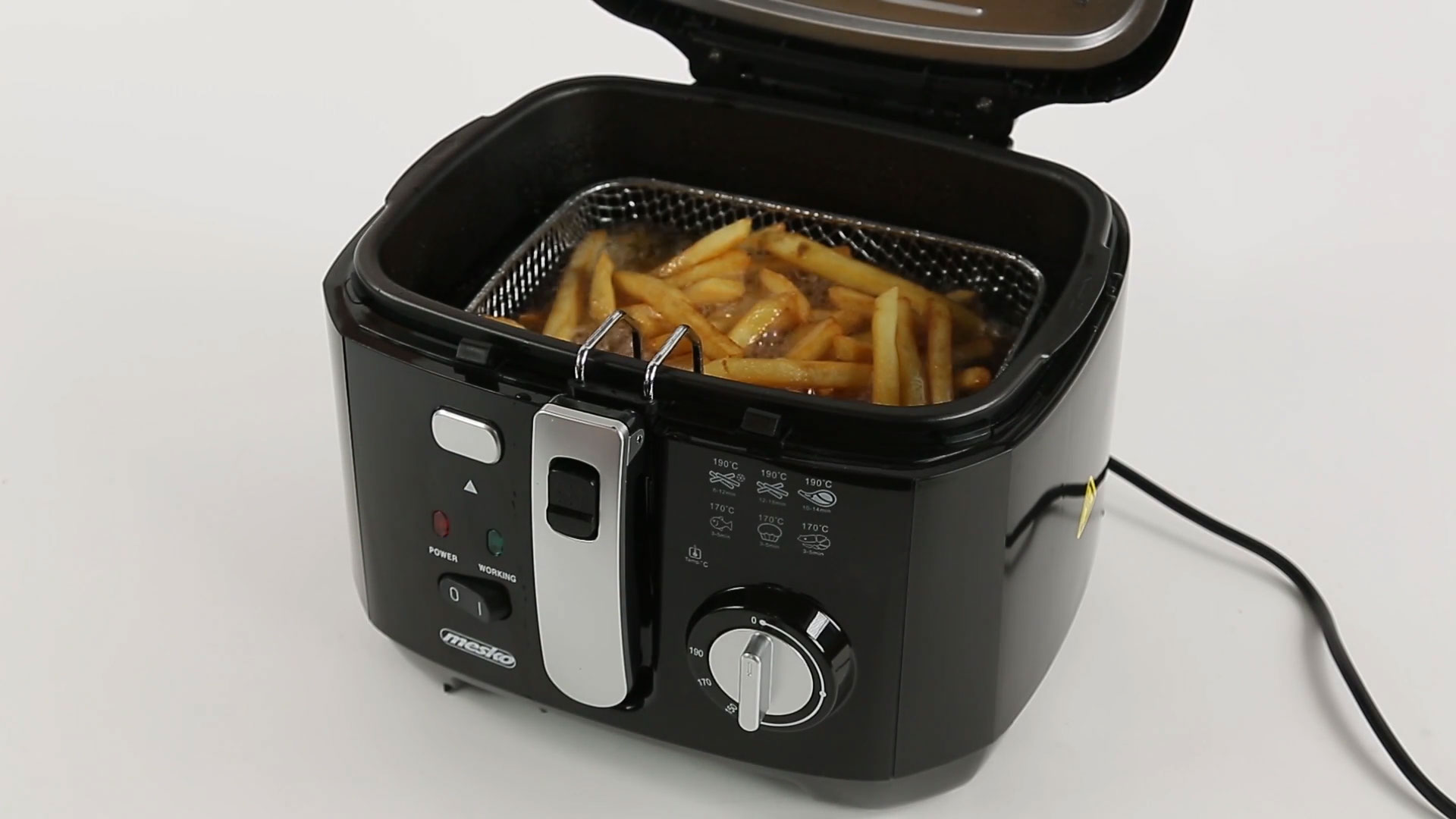 Una freidora negra con tapa abierta y una cesta llena de patatas fritas doradas dentro, sobre un fondo blanco.