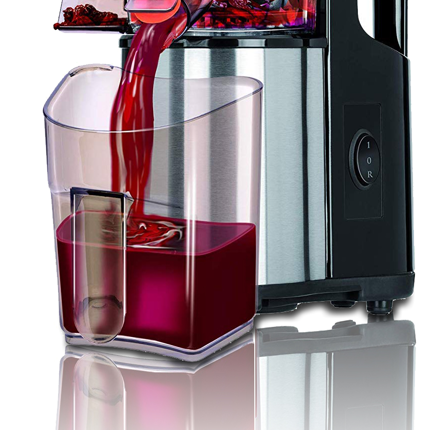 Una licuadora vierte jugo rojo oscuro en un recipiente transparente sobre fondo blanco.