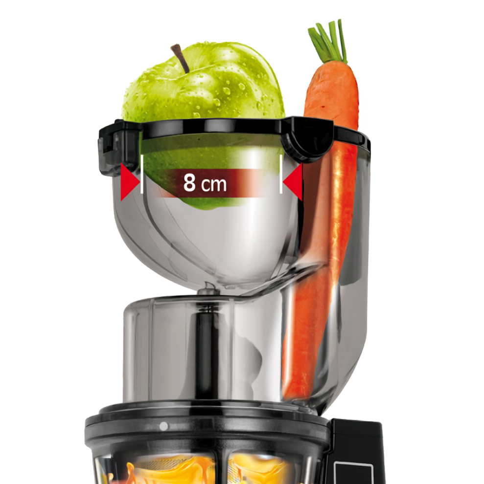 Ein Entsafter mit einem 8 cm breiten Einfüllschacht mit grünem Apfel und Karotte.