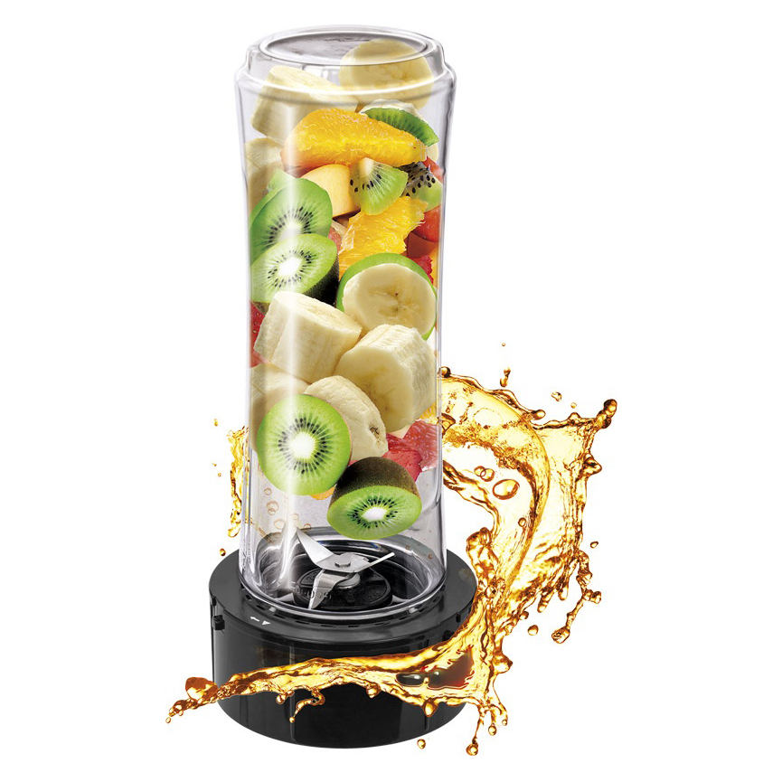 Ein Mixerbecher mit Bananen, Kiwi und Orangen, mit Saftspritzern an der Basis vor weißem Hintergrund.