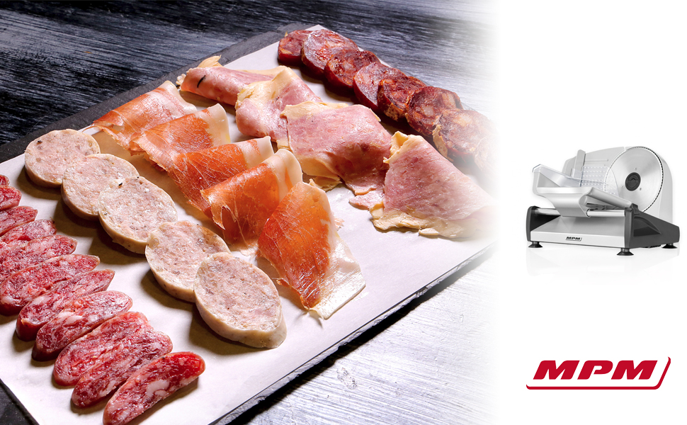 Varias carnes y jamones en rodajas sobre una tabla, con una cortadora y logotipo MPM a la derecha.