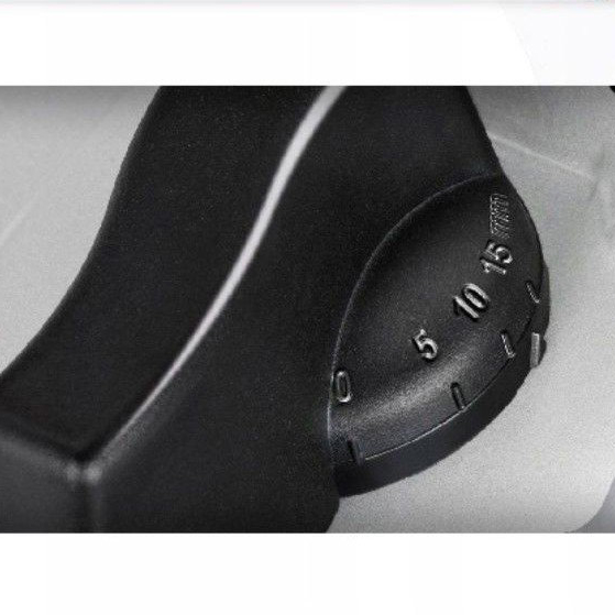 Primer plano de un dial de plástico negro con marcas numéricas de 0 a 15 mm.